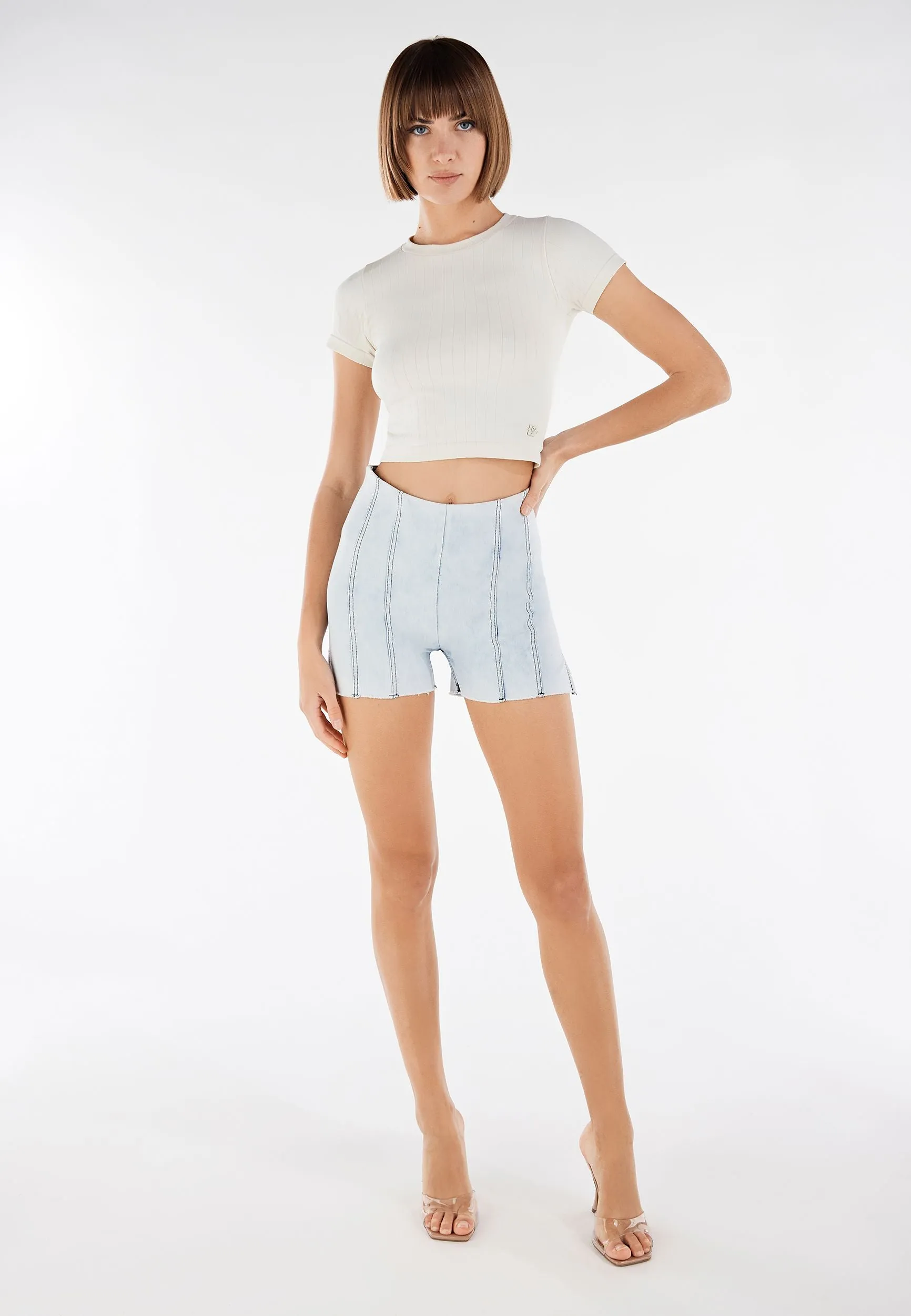 (WRUPSNUG9HS318-J94B) Stylisch Denim Shortje met Split en Faded Colour Effect!