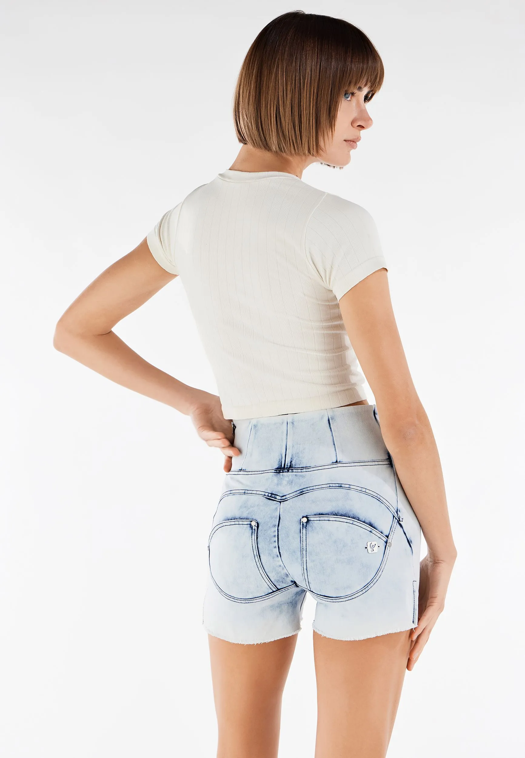 (WRUPSNUG9HS318-J94B) Stylisch Denim Shortje met Split en Faded Colour Effect!